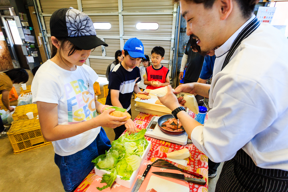 収穫と料理を通して「食」を考える、夏休み親子バスツアー